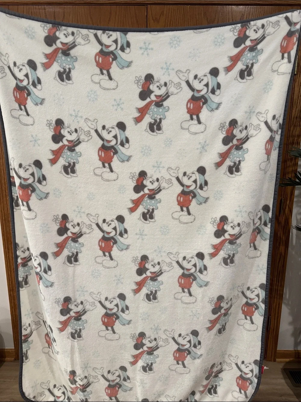 Disney Kids Mickey & Minnie Fleece Holiday Winter Snow Blanket Afghan Throw Soft